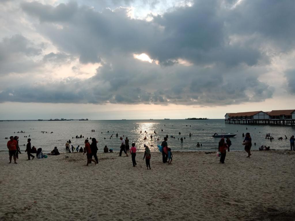Block B And A Glory Beach Resort Порт-Диксон Экстерьер фото