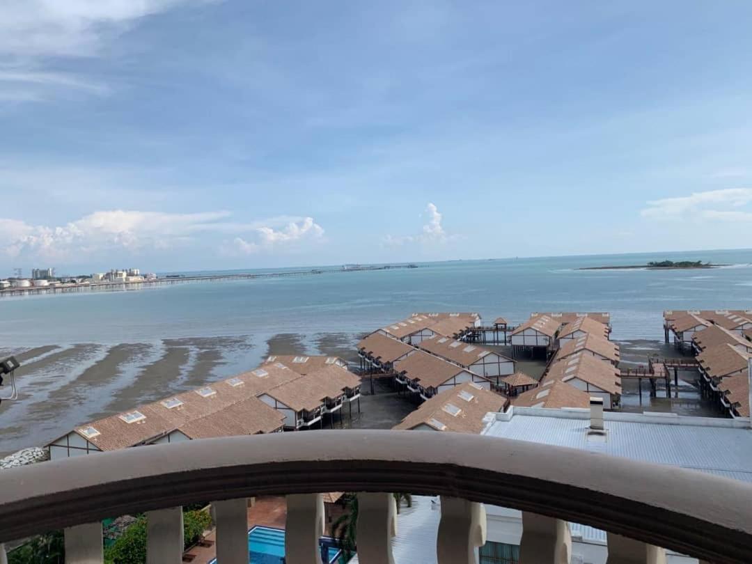Block B And A Glory Beach Resort Порт-Диксон Экстерьер фото